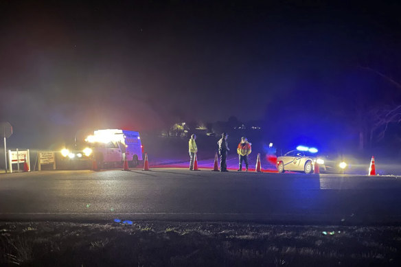 Acil müdahale ekipleri, Çarşamba gecesi Kentucky'nin güneybatısındaki Trigg County'de rutin bir eğitim görevi sırasında iki askeri helikopterin düştüğü bir sitenin yakınında görüldü.