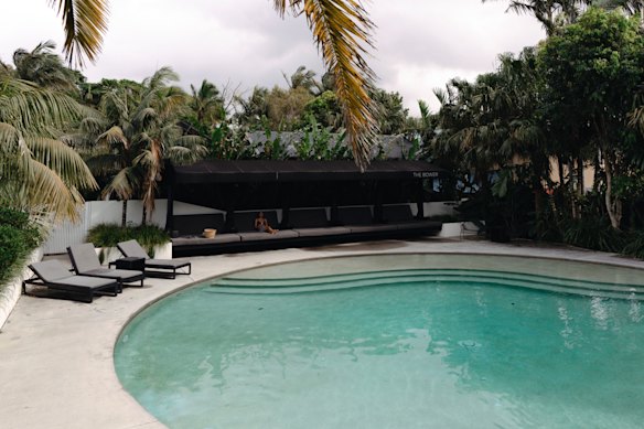 A piscina tem um bar de piscina licenciado.