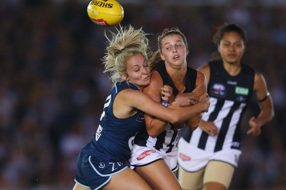 Sarah Hosking (left) in action against the Pies.