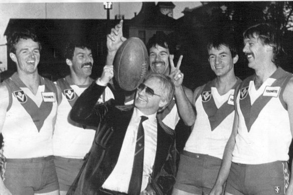 Geoffrey Edelsten with Sydney Swans players during training in 1985.  