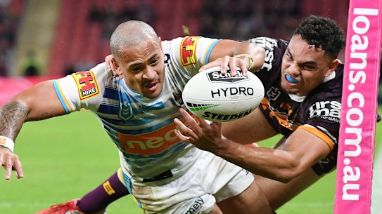 Phillip Sami scores a try.