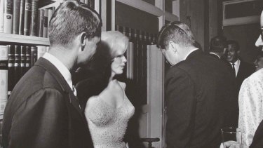 ABD Başkanı John F. Kennedy, Marilyn Monroe ve ABD Başsavcısı Robert Kennedy, 19 Mayıs 1962'de.