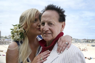 Geoffrey Edelsten with his then fiancee Brynne Gordon at Bondi Beach in 2009.