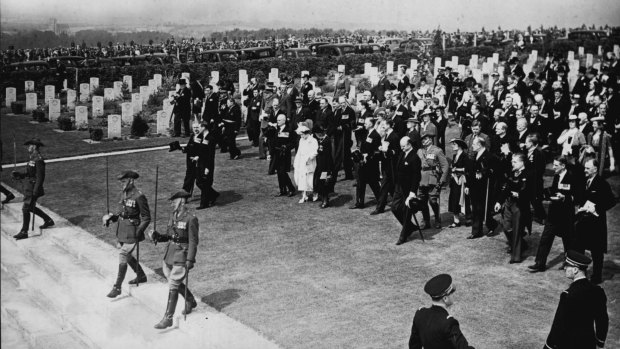 King George unveils the memorial in Villers-Bretonneux in France.