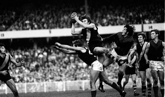 Balme flies for a mark in 1971.