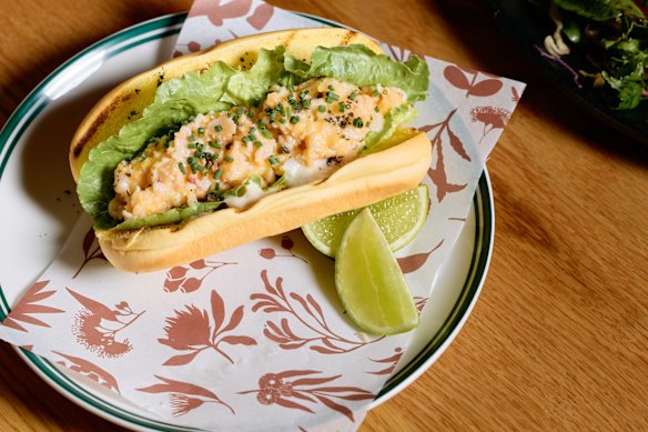 Lobster brioche roll with
cos lettuce, chives and black salt.