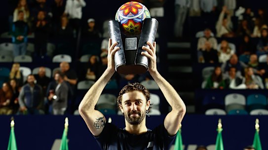 Jordan Thompson lifts the trophy in Los Cabos.