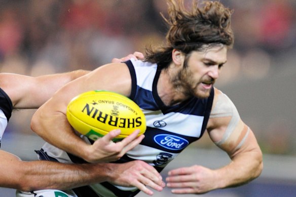 La ex estrella de Geelong, Max Rooke, lidera una demanda colectiva por conmoción cerebral contra la AFL.