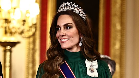 Catarina, Princesa de Gales com a tiara Lover's Knot e um vestido Andrew Ng no Castelo de Windsor.