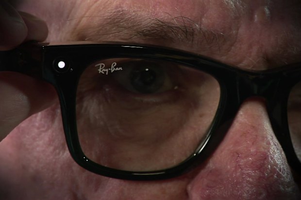 A white light will flash on the side of the glasses when a recording is being taken.