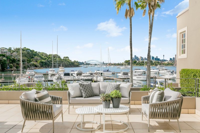 Downsizer pays $9.55 million at auction for unit with jaw-dropping harbour views