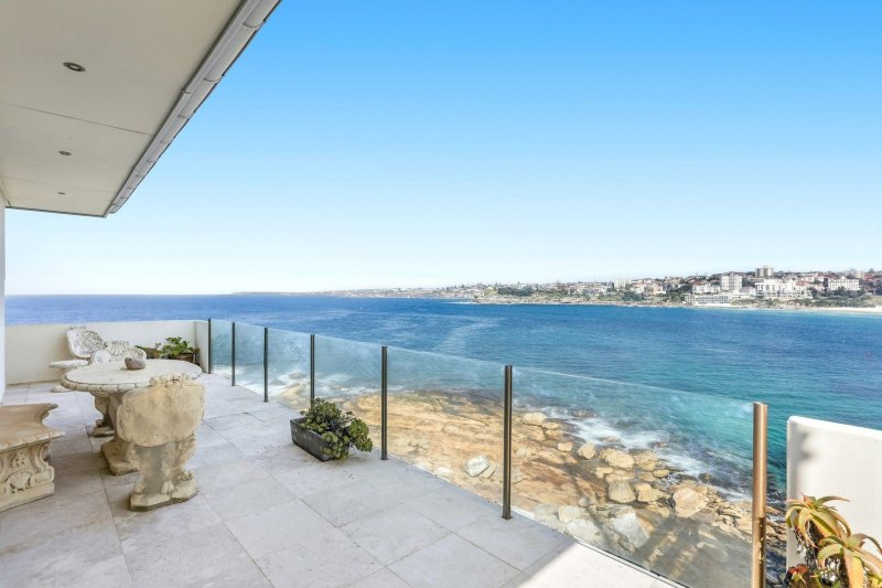 Views for days: Star stock picker buys his neighbour’s $11.3m oceanfront pad