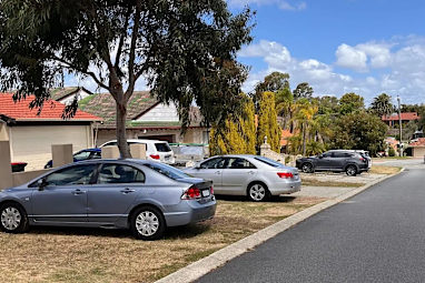 nature strip parking in australia - pic taken by jemimah clegg for drive.com.au