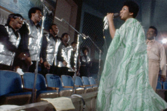 Aretha Franklin waited until the last song to stand up and face the choir. 
