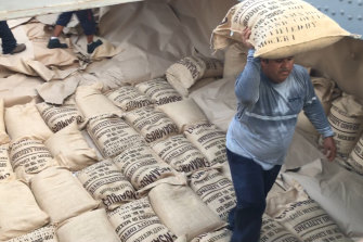 The Avontuur was allowed to drop anchor for a week at Veracruz to take on provisions and a cargo of coffee beans. 