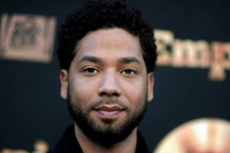 在“帝國”演員 Jussie Smollett 聲稱他是種族主義、恐同襲擊的受害者之後，芝加哥市發布了兩個 911 電話。 