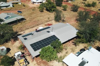 Sambungan panel surya di Pusat Komunitas Marlinja mengurangi tagihan listrik dari rata-rata $150 per minggu menjadi hanya $40 per bulan. 