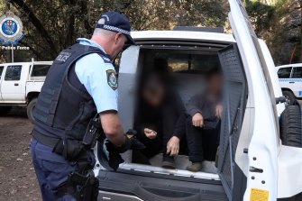 Raid de poliție la sediul Blockade Australia din Blue Mountains, Sydney.