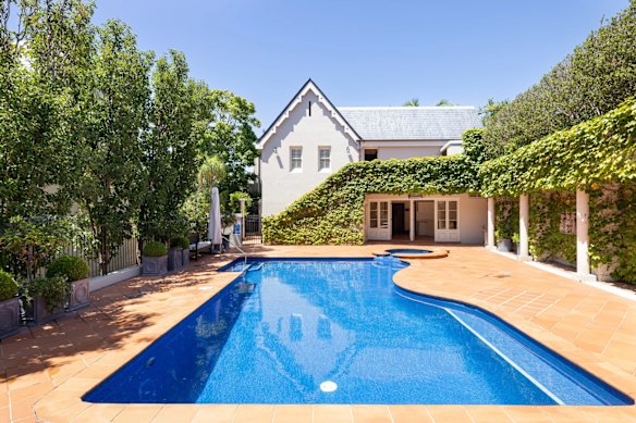 Foot and ankle surgeon Martin Sullivan, who has assisted Australian and international elite athletes, has listed his transformed Kurraba Point home with pool and tennis court.