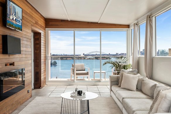 Las sillas del balcón dan de espaldas a la Ópera.