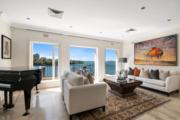 The Kurraba Point house was sold by former 2UE helicopter pilot David Jones and Charlotte Harvey-Jones.