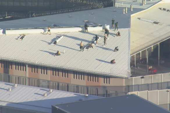 Prisoners onthe roof of Parklea Correctional Centre 