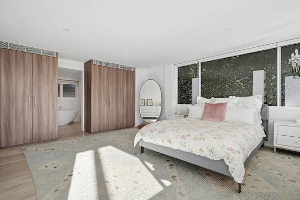 A Bellevue Hill home for sale oozes Hollywood glamour.