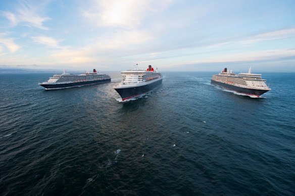 El Queen Mary 2 y sus barcos gemelos Queen Elizabeth y Queen Victoria navegan en formación rumbo a Gran Bretaña en 2014.