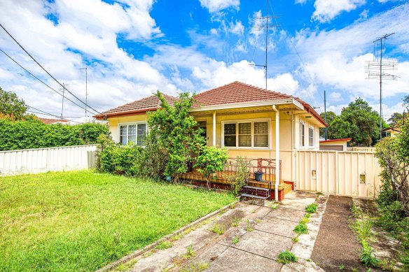 A three-bedroom house in Penrith currently advertised for $450 per week - the suburb’s median weekly asking rent.