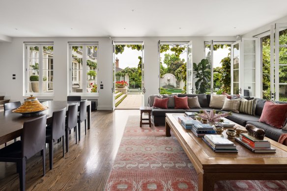 This Toorak home sold to Ricky Ponting.