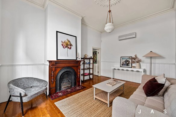 The property sold in post-auction negotiations for $915,000, $5000 less than the reserve price. 