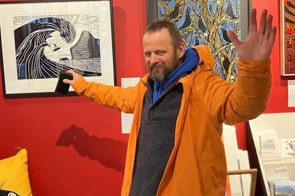 O cartunista australiano Jon Kudelka em sua galeria Salamanca Place em Hobart.