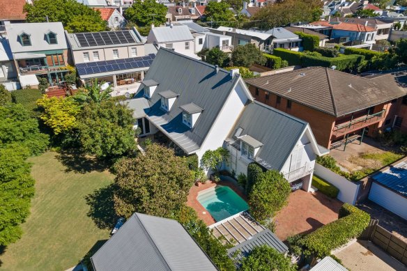 The Woollahra residence was designed by architect Guilford Bell on behalf of Clyde Packer.