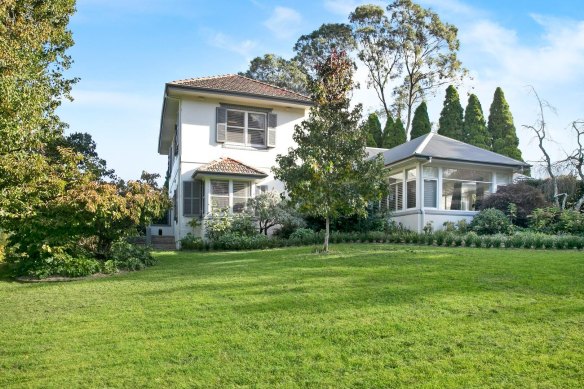 The 1930s-built Wandarrie at Burradoo owned by Lawrence and Lou Mooney is set on 6730 square metres.
