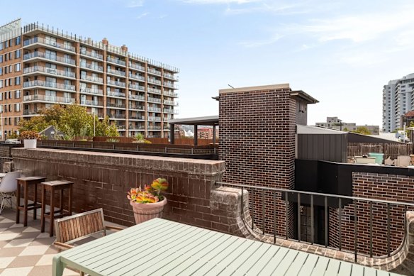 The apartment in the “Sandringham” building in Potts Point includes access to the residents’ rooftop terrace.