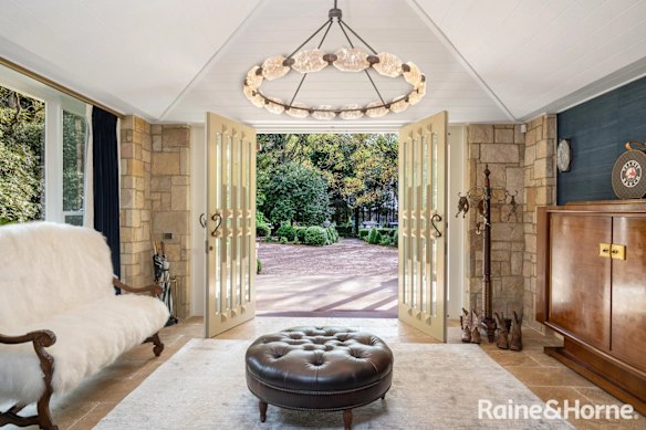 Local sources say the home is now surplus to Gibson’s needs, and she’s spending more time back in Western Australia as her business, the Velvet Quarter Horse Ranch, has relocated from Robertson to WA.
