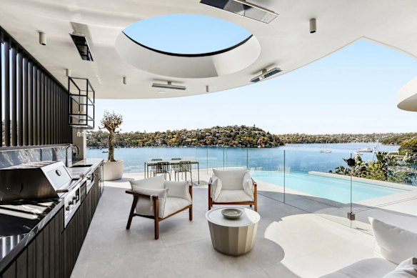 Builder Peter Oreb has sold his mansion in Castlecrag for about $20 million, south of initial hopes.
