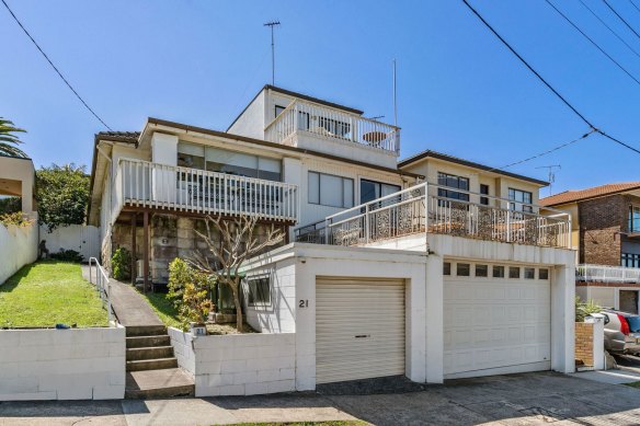 Two semis opposite Bronte Beach are to be sold in one line by former Accenture ANZ chairman Bob Easton.