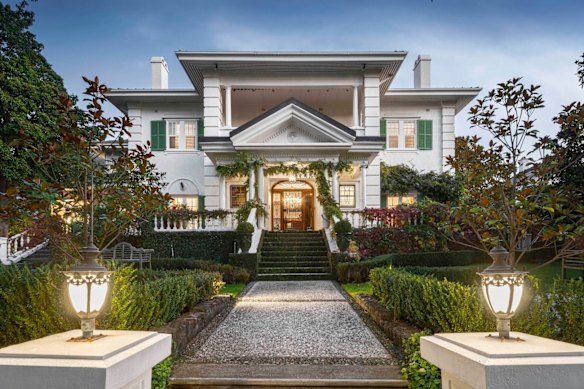 The median house price in Toorak has slipped to $4,075,000.