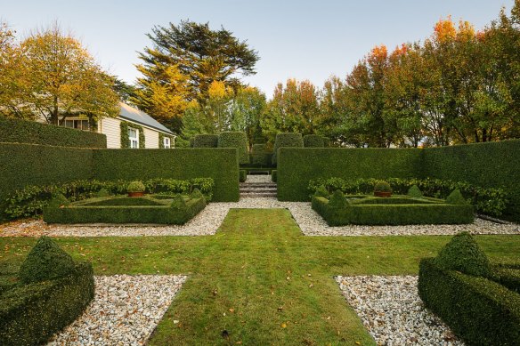 The new owner can walk the gardens and contemplate in every season. 