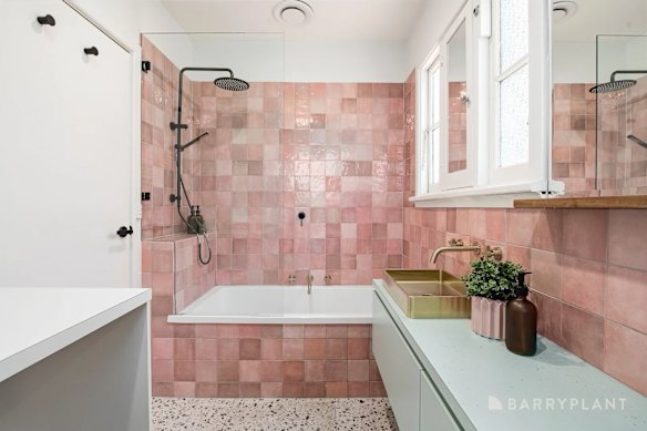 Esta propiedad de Coburg fue subastada recientemente. El listado dice que el baño renovado combina un estilo retro con ostentación.