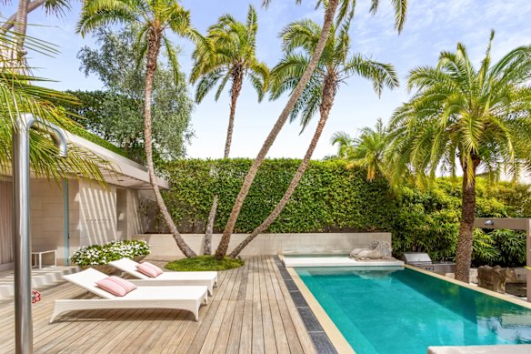 State-of-the-art features abound in the luxury abode with north-facing views of Middle Harbour. 