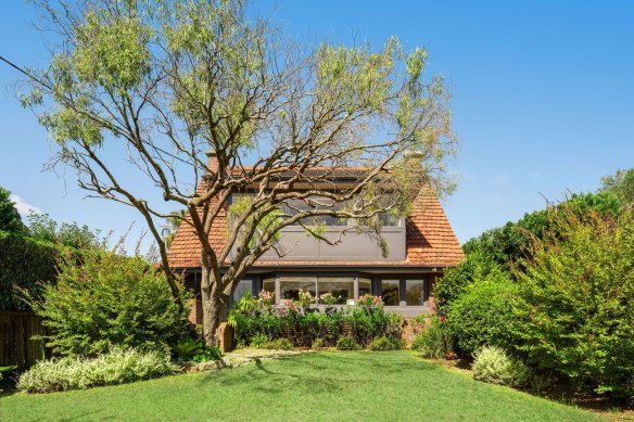 The Bellevue Hill house owned by the Eichel family sold under the hammer for $17.13 million to the next door neighbour.