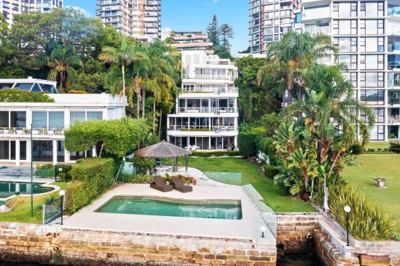 The block of four apartments on the Darling Point waterfront was only part of the three-property consolidation site in play by Michael Teplitsky.