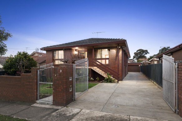3 Hamilton Street, Kew East also sold under the hammer.