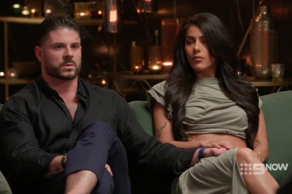 Uma investigação foi iniciada depois que Paul Antoine (à esquerda) supostamente fez um buraco na parede de seu apartamento compartilhado com sua “esposa” Carina Mirabile. A investigação já foi encerrada.