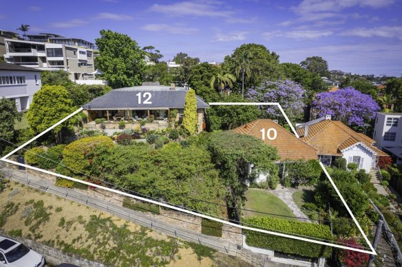 Two houses in Rose Bay have sold in one line to the directors behind luxury property developer Fortis.