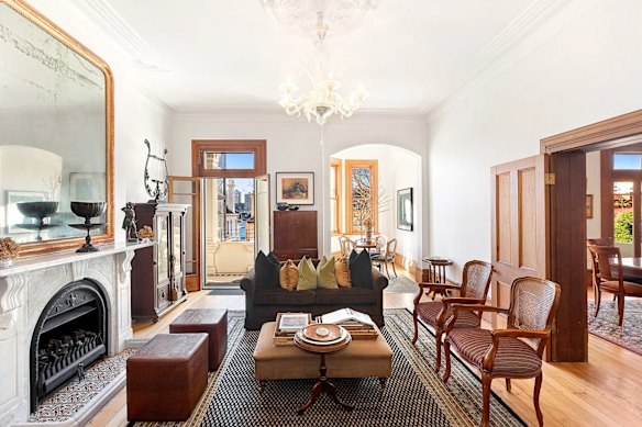 A discount of as much as $10 million has been offered for an Elizabeth Bay manor, previously listed with a guide of $30 million.