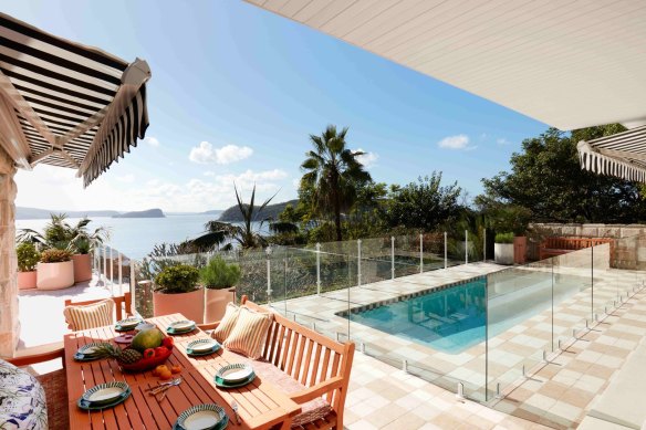 The home is one of the very few on the peninsula that has views of  Palm Beach, Pittwater and Lion Island.