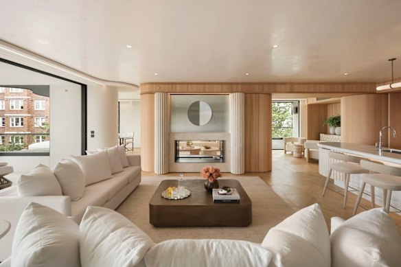 Bill Moss, a former Macquarie Bank executive, has emerged as the buyer of a $21.5 million Elizabeth Bay unit, according to a caveat on the title. 